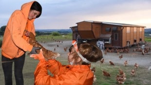 Tierschützerinnen Maya Schnabl (links) und Kathi Koch (rechts) beim Hühnerpflücken im mobilen ...