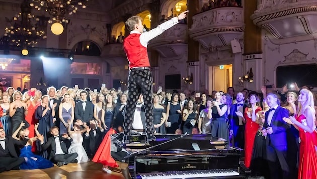 Simon Stadler steigt bei Auftritten auch aufs Piano.