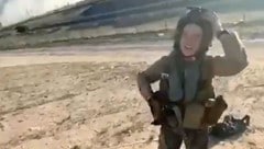 Die US-Pilotin ist sichtlich erfreut über die Hilfe der Lokalbevölkerung.