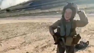 Die US-Pilotin ist sichtlich erfreut über die Hilfe der Lokalbevölkerung.