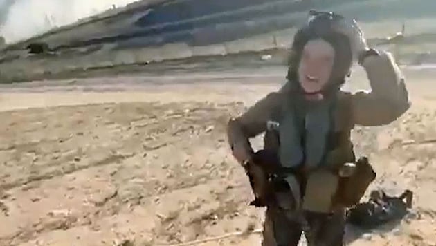 Die US-Pilotin ist sichtlich erfreut über die Hilfe der Lokalbevölkerung.