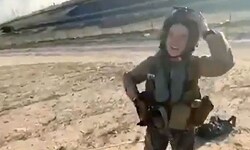 Die US-Pilotin ist sichtlich erfreut über die Hilfe der Lokalbevölkerung.