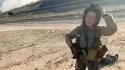 Die US-Pilotin ist sichtlich erfreut über die Hilfe der Lokalbevölkerung.