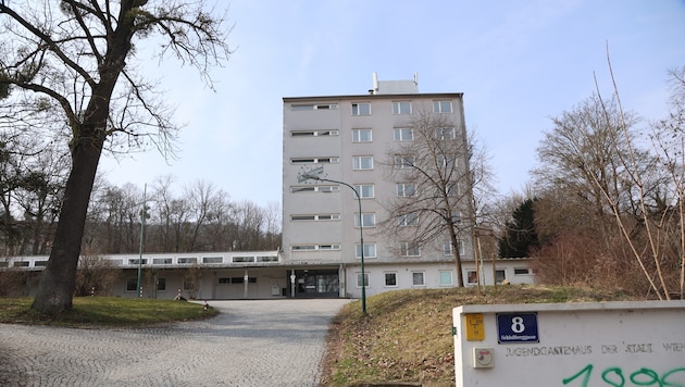 Mittlerweile ist das Ukraine-Ankunftszentrum in der Schloßberggasse 8 in Hietzing wieder ...