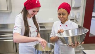 Vanessa und Vera (rechts) helfen in der Suppenküche mit.