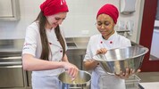 Vanessa und Vera (rechts) helfen in der Suppenküche mit.