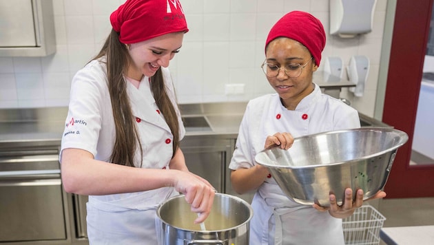 Vanessa und Vera (rechts) helfen in der Suppenküche mit.