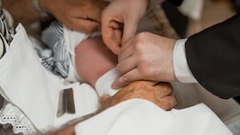 Im Judentum werden Buben in der Regel schon kurz nach der Geburt beschnitten. (Symbolbild)