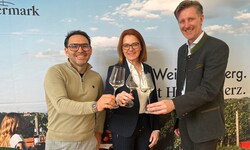 Wein-Steiermark-Obmann Stefan Potzinger, Agrarlandesrätin Simone Schmiedtbauer und Weinbauchef ...
