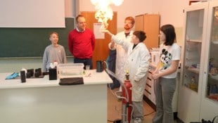 Spannende Experimente gab es in der Mittelschule Neufeld