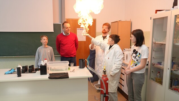 Spannende Experimente gab es in der Mittelschule Neufeld