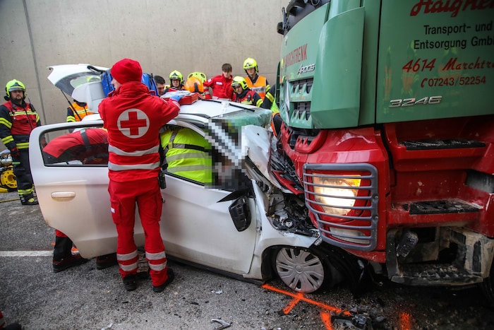 Der Kleinwagen rammte in Marchtrenk den Lastwagen frontal. Nach etwa 30 Minuten war der Lenker ...