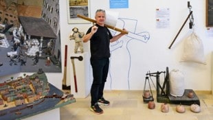 Museumschef Johannes Weidinger in der Ausstellung – am Fotopoint als Salzträger