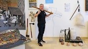 Museumschef Johannes Weidinger in der Ausstellung – am Fotopoint als Salzträger