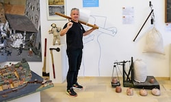Museumschef Johannes Weidinger in der Ausstellung – am Fotopoint als Salzträger