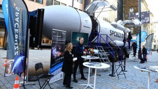 Bis Samstag ist die Rakete am Sparkassenplatz in Innsbruck zu bestaunen. Das Projekt soll primär ...