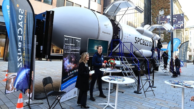 Bis Samstag ist die Rakete am Sparkassenplatz in Innsbruck zu bestaunen. Das Projekt soll primär ...
