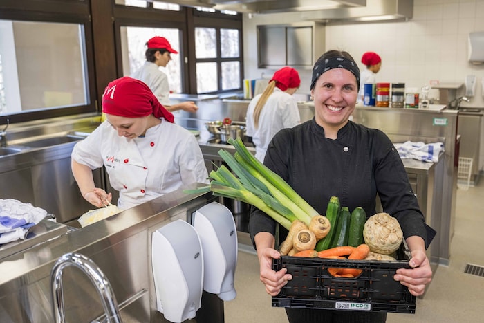 Kochlehrerin Kerstin Bischof schaut den Schülern auf die Finger.