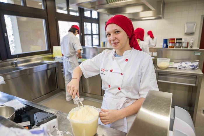 Lena bereitet die Brandteig-Perlen als Suppeneinlage vor.