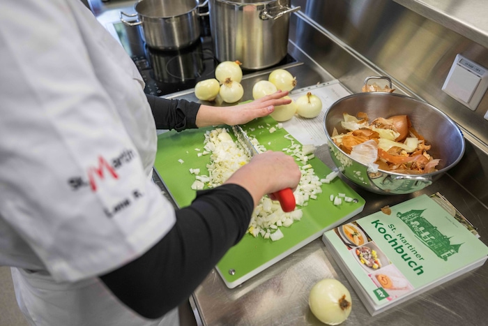 Für die Gemüsebouillon braucht es reichlich Zwiebel.