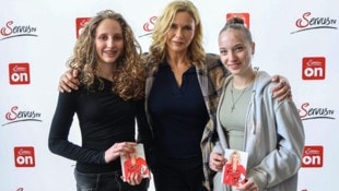 Veronica Ferres mit ihren Fans Marie und Mia-Lou (re.)