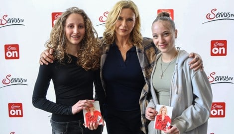 Veronica Ferres mit ihren Fans Marie und Mia-Lou (re.)