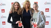 Veronica Ferres mit ihren Fans Marie und Mia-Lou (re.)
