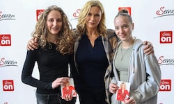 Veronica Ferres mit ihren Fans Marie und Mia-Lou (re.)