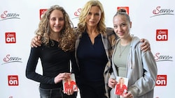 Veronica Ferres mit ihren Fans Marie und Mia-Lou (re.)