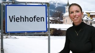 Hier im Hintergrund soll das Appartement-Hotel entstehen. Bürgermeisterin Caroline Supersberger ...