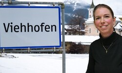 Hier im Hintergrund soll das Appartement-Hotel entstehen. Bürgermeisterin Caroline Supersberger ...