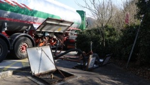 Zweimal brachte der Tankwagen am Dienstag an der Eni-Tankstelle in Handenberg Nachschub.