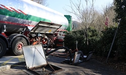 Zweimal brachte der Tankwagen am Dienstag an der Eni-Tankstelle in Handenberg Nachschub.