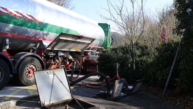 Zweimal brachte der Tankwagen am Dienstag an der Eni-Tankstelle in Handenberg Nachschub.