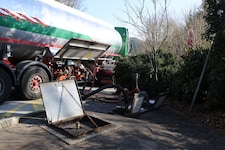 Zweimal brachte der Tankwagen am Dienstag an der Eni-Tankstelle in Handenberg Nachschub.