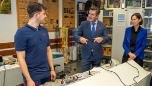 Minister Hanke (Mitte) und ÖBB-Vorständin Angelo schauten den Lehrlingen über die Schulter.