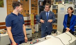 Minister Hanke (Mitte) und ÖBB-Vorständin Angelo schauten den Lehrlingen über die Schulter.