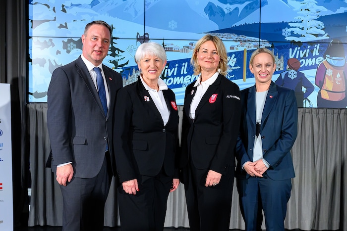 ÖPC-Präsidentin Maria Rauch-Kallat (Zweite von links) und ÖPC-Generalsekretärin Petra Huber ...