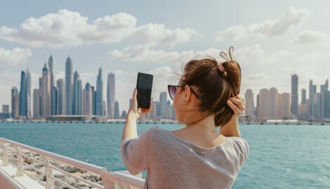 Bei Influencern bestimmt eine aufgehübschte Fassade oft den Alltag – doch gehen manche im Zuge ...