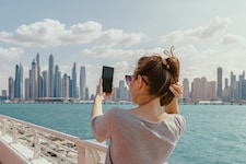 Bei Influencern bestimmt eine aufgehübschte Fassade oft den Alltag – doch gehen manche im Zuge ...