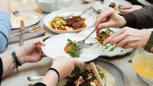 Alles in der Mitte, alles geteilt. „Family-Style“ wird das Essen bei der Gen Z nicht starr von ...