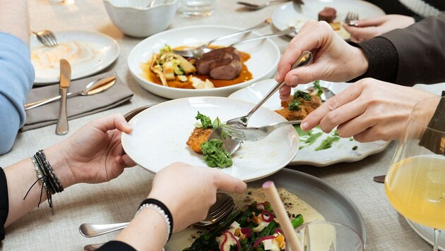 Alles in der Mitte, alles geteilt. „Family-Style“ wird das Essen bei der Gen Z nicht starr von ...