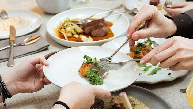 Alles in der Mitte, alles geteilt. „Family-Style“ wird das Essen bei der Gen Z nicht starr von ...