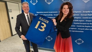 Von AdR-Präsidentin Kata Tüttő erhielt Peter Kaiser viel Dank und ein eigenes Trikot.