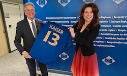 Von AdR-Präsidentin Kata Tüttő erhielt Peter Kaiser viel Dank und ein eigenes Trikot.