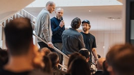 Michael Walchhofer, Hermann Maier und Marco Schwarz zollten ihrem Ausstatter bei der Eröffnung ...