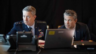 Kriegsminister Pete Hegseth (rechts) bezeichnet sich selbst als „christlicher Krieger“.