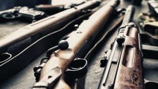 Fast 100 Waffen entdeckte die Polizei in dem Wohnhaus des 82-Jährigen. (Symbolbild)