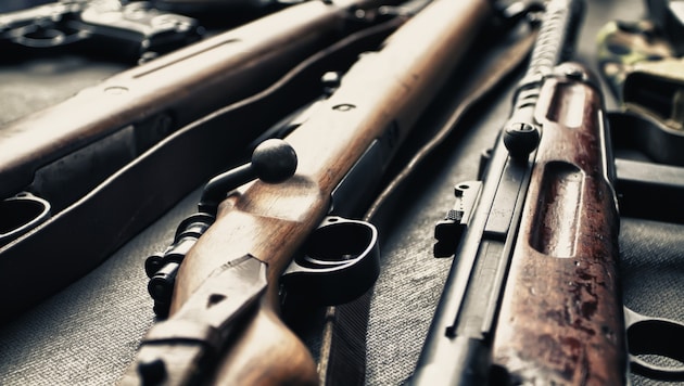 Fast 100 Waffen entdeckte die Polizei in dem Wohnhaus des 82-Jährigen. (Symbolbild)