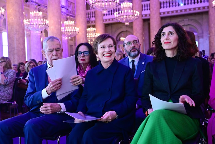 Bundespräsident Alexander Van der Bellen, Doris Schmidauer und die Autorin Nava Ebrahimi